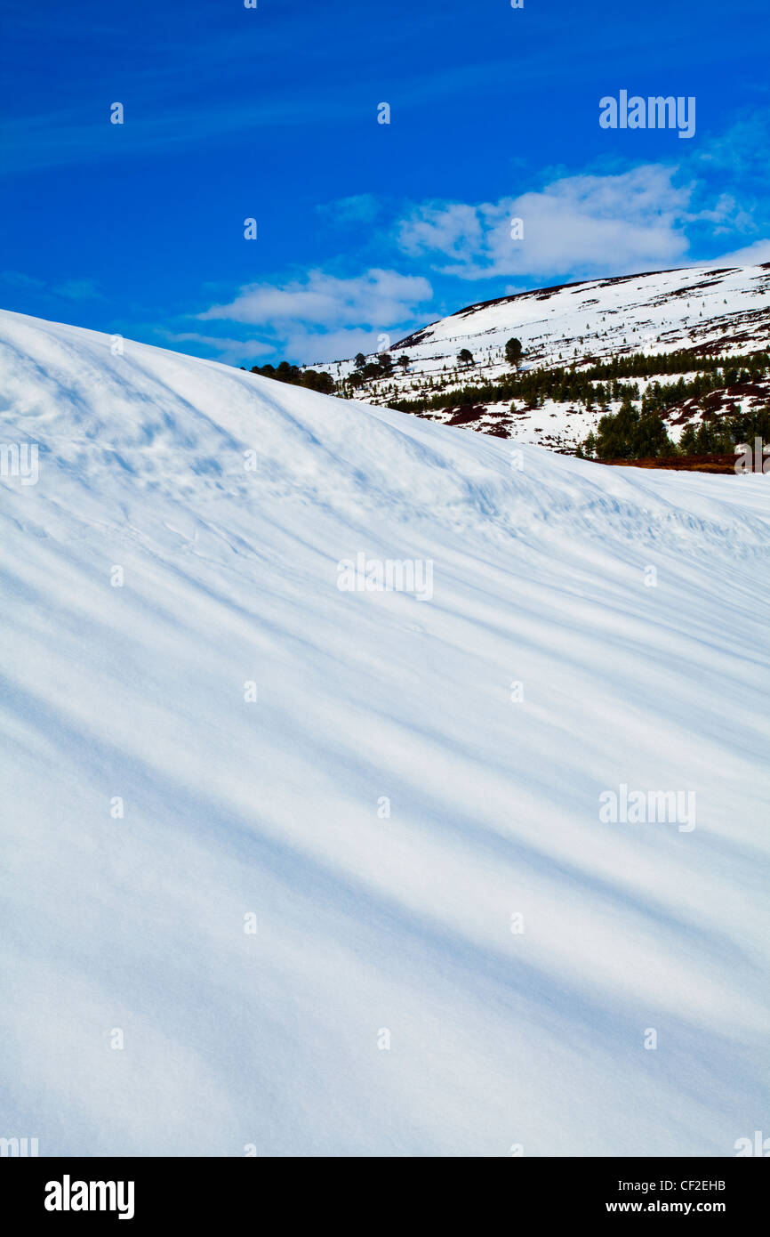 Schneebedeckte Hügel in der entfernten Glen Feshie, Teil des Cairngorms National Park. Stockfoto