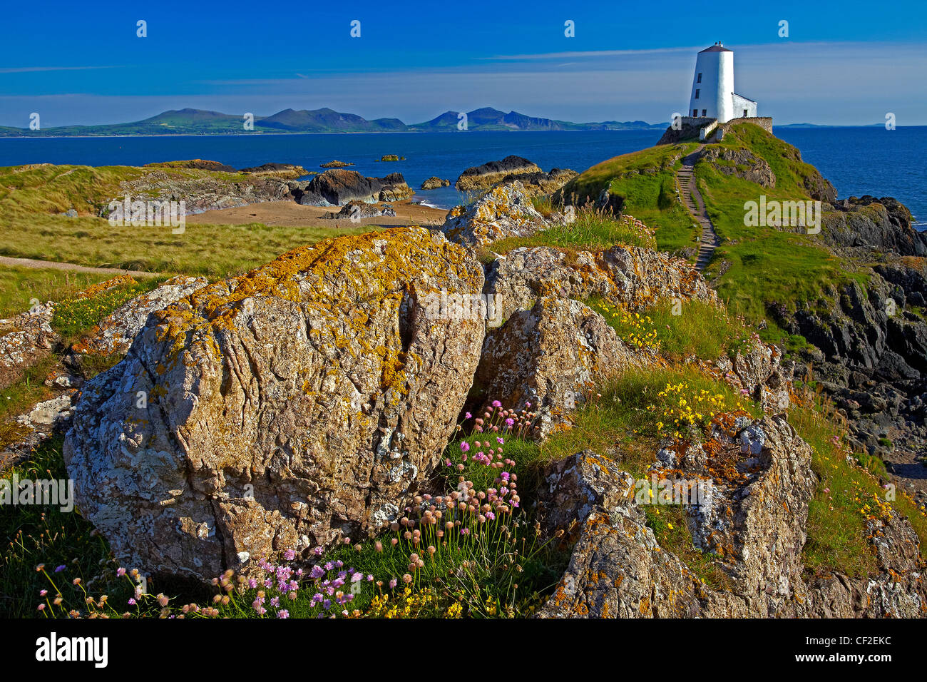 TWR Mawr Licht am südlichen Eingang der Menaistraße innerhalb von Llanddwyn Island National Nature Reserve mit Llyn penins Stockfoto