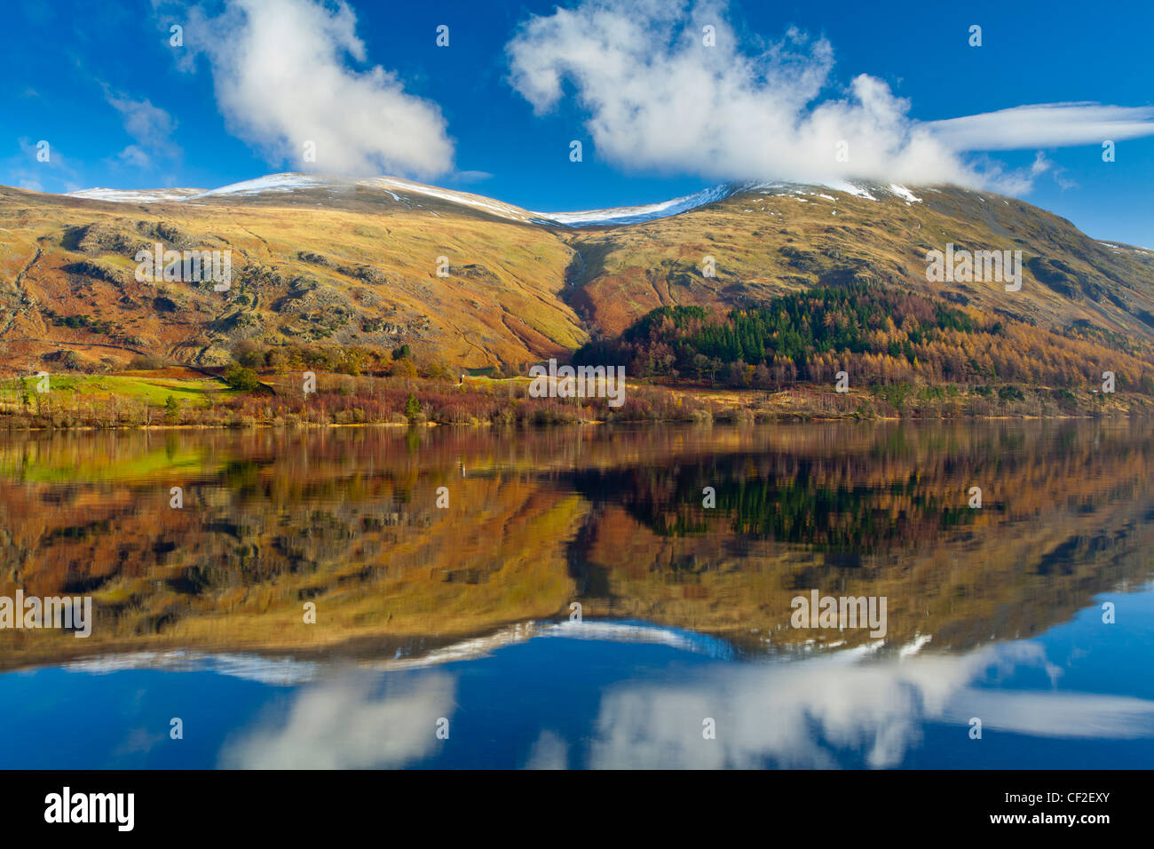 Lakeland Hügel reflektiert das noch Gesicht des Thirlmere Reservoirs im Lake District National Park. Stockfoto