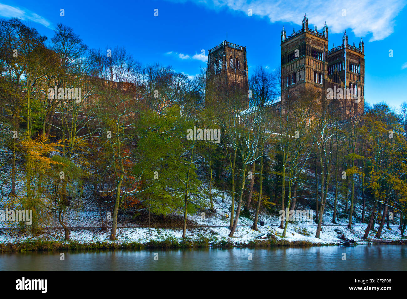 Kathedrale von Durham, oberhalb von Schnee bedeckten Ufer des Flusses Wear. Stockfoto