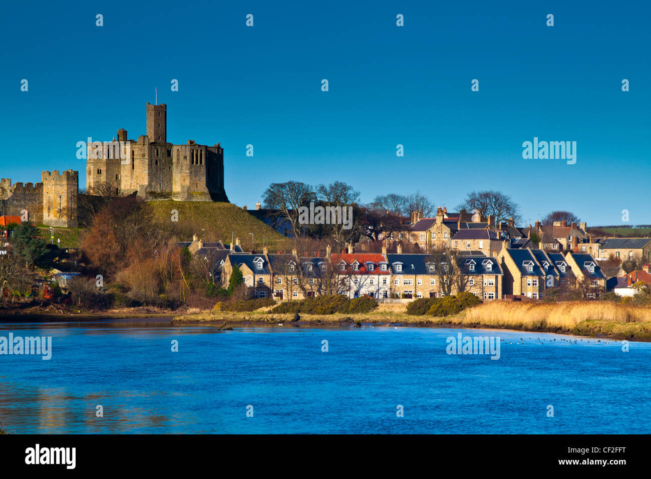 Warkworth Castle, ein 12. Jahrhundert Stein Motte und Bailey Festung befindet sich auf einem defensiven Hügel in einer Schleife des Flusses Coquet. Stockfoto