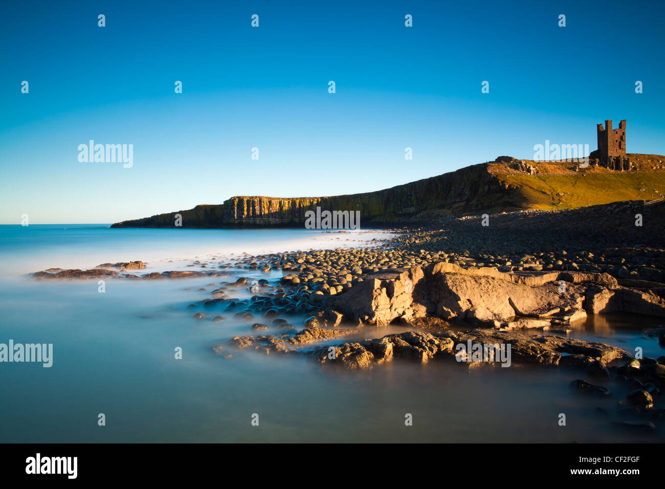 Lilburn Turm, einen rechteckigen Türmen Wachturm, Teil der Überreste von Dunstanburgh Castle, auf einer Landzunge in der Nort Stockfoto