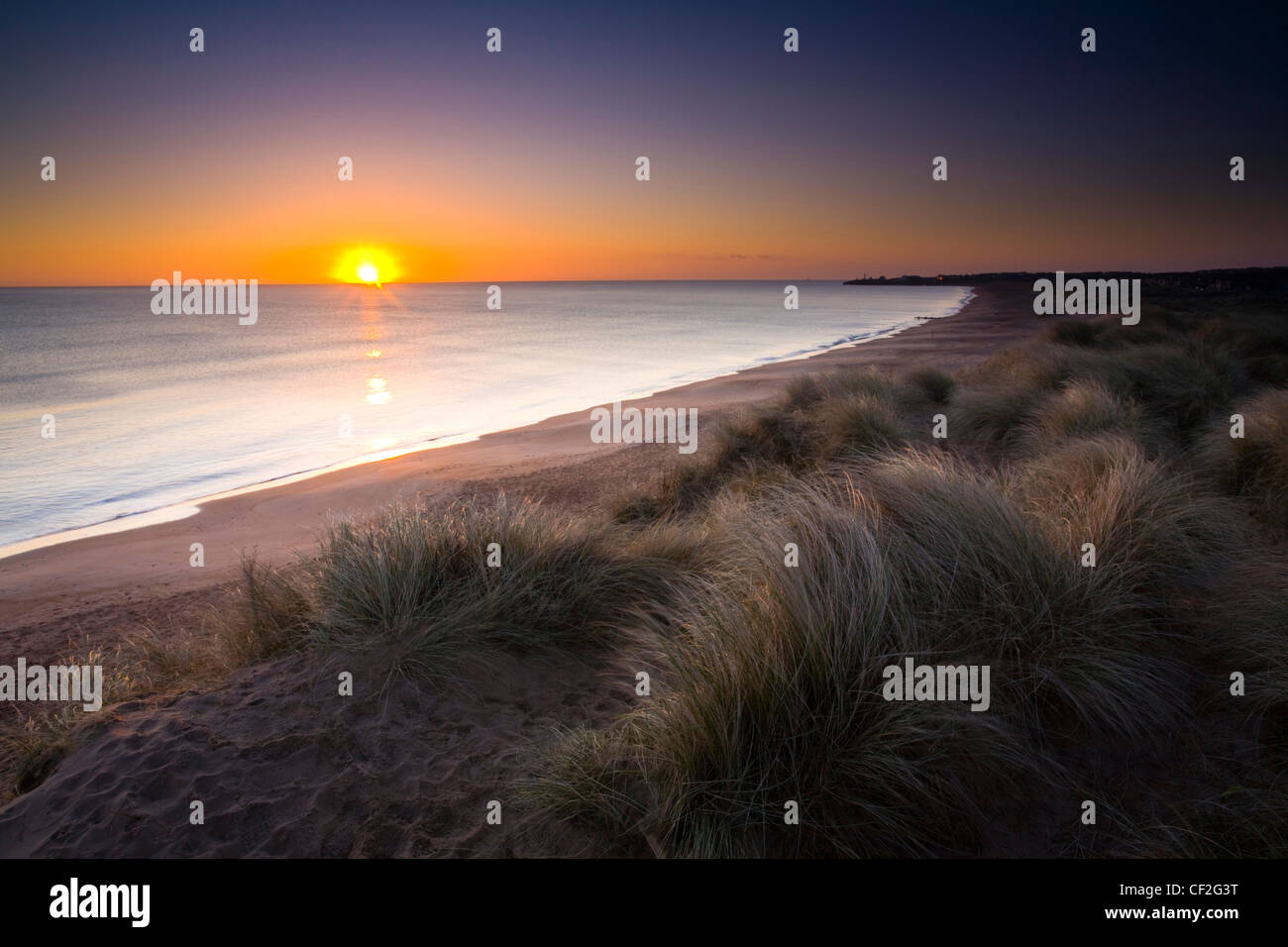 Blyth Strand und Dünen bei Sonnenaufgang, Blick nach Süden in Richtung Seaton Schleuse. Stockfoto