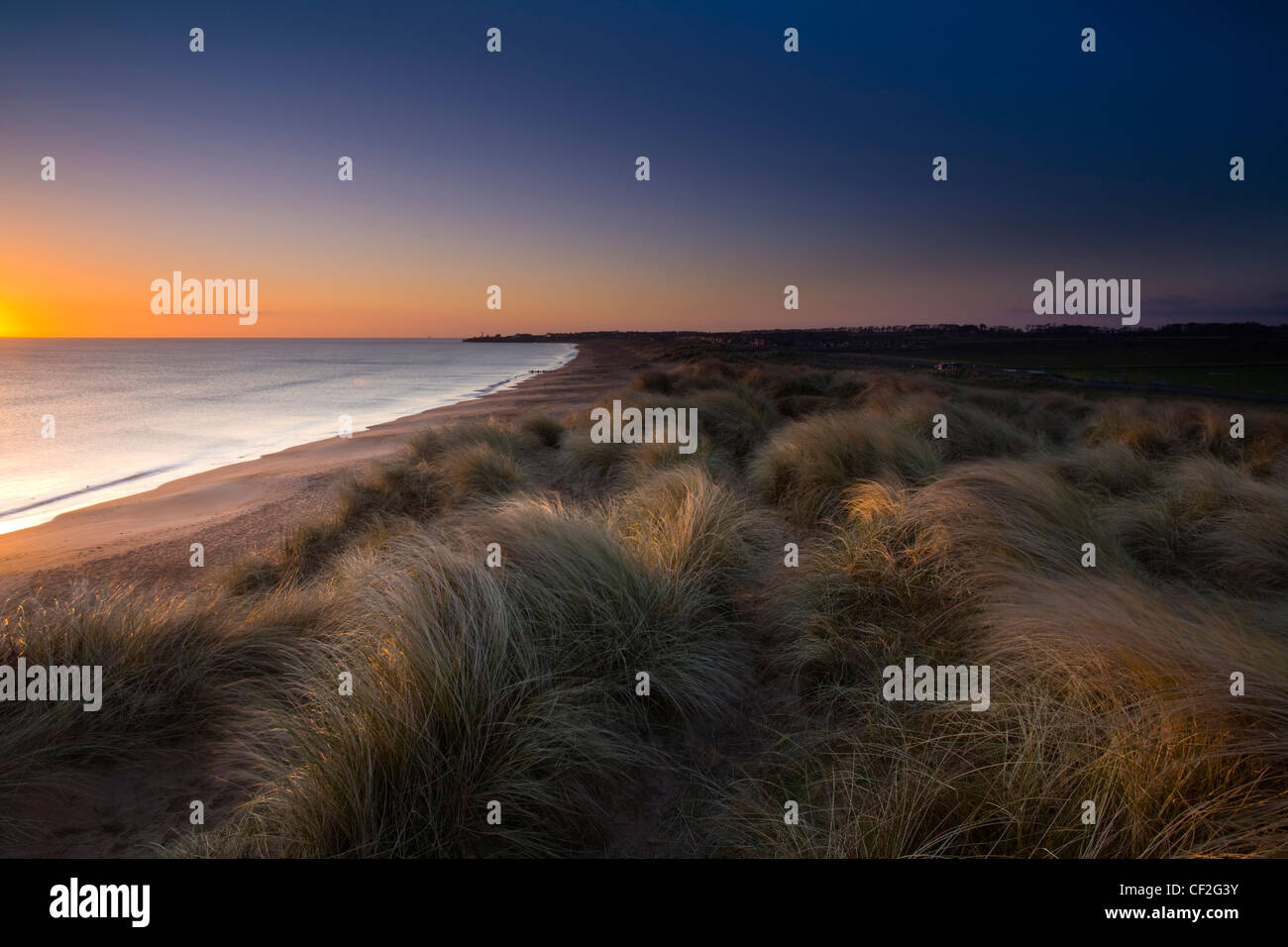 Blyth Strand und Dünen bei Sonnenaufgang, Blick nach Süden in Richtung Seaton Schleuse. Stockfoto