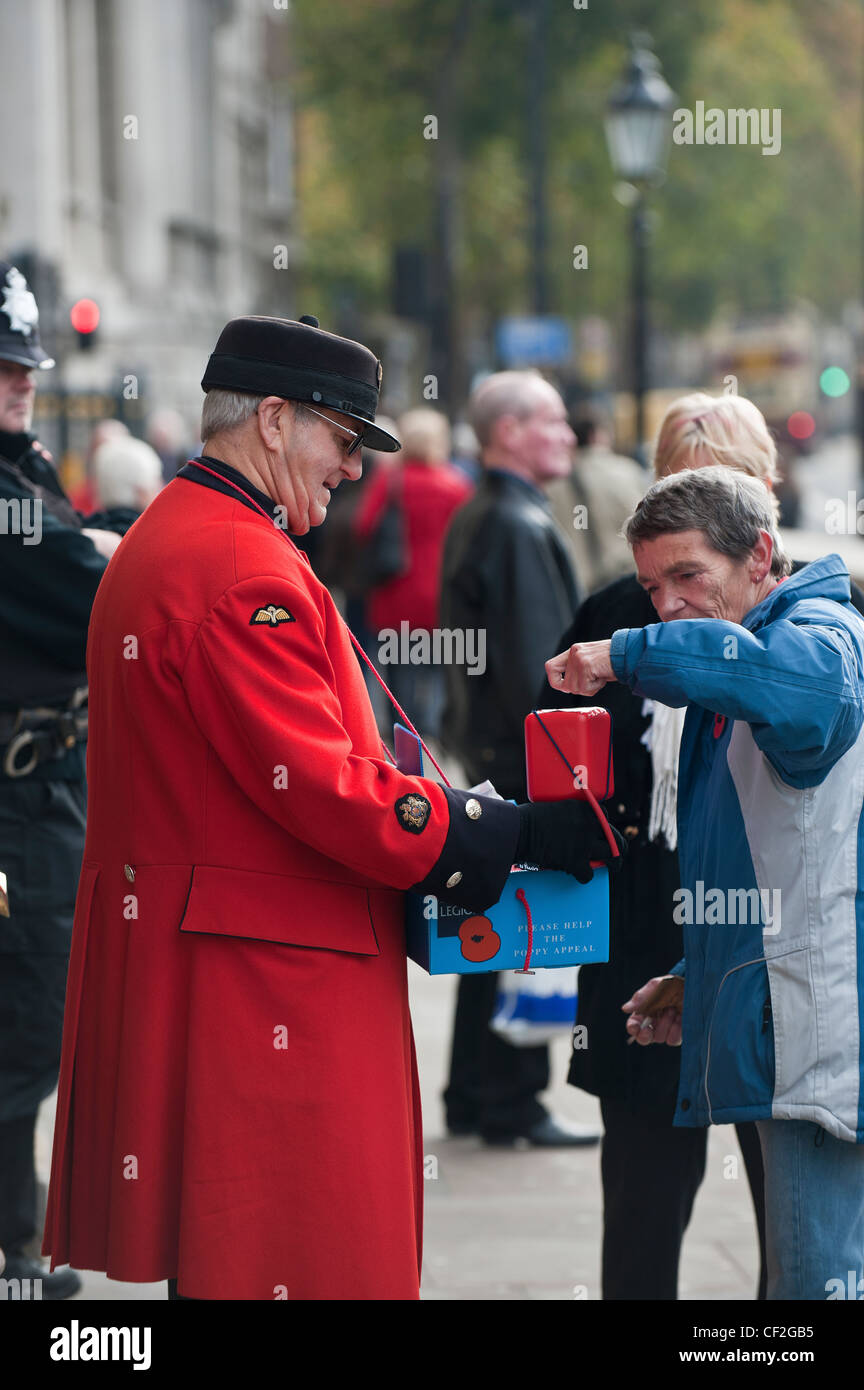 Chelsea Pensionär Geldbeschaffung für die Royal British Legion durch den Verkauf von Mohnblumen. Stockfoto