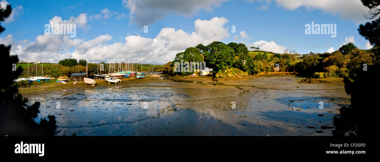 Boote auf dem Priel bei St. Just-in-Roseland gespeichert. Stockfoto