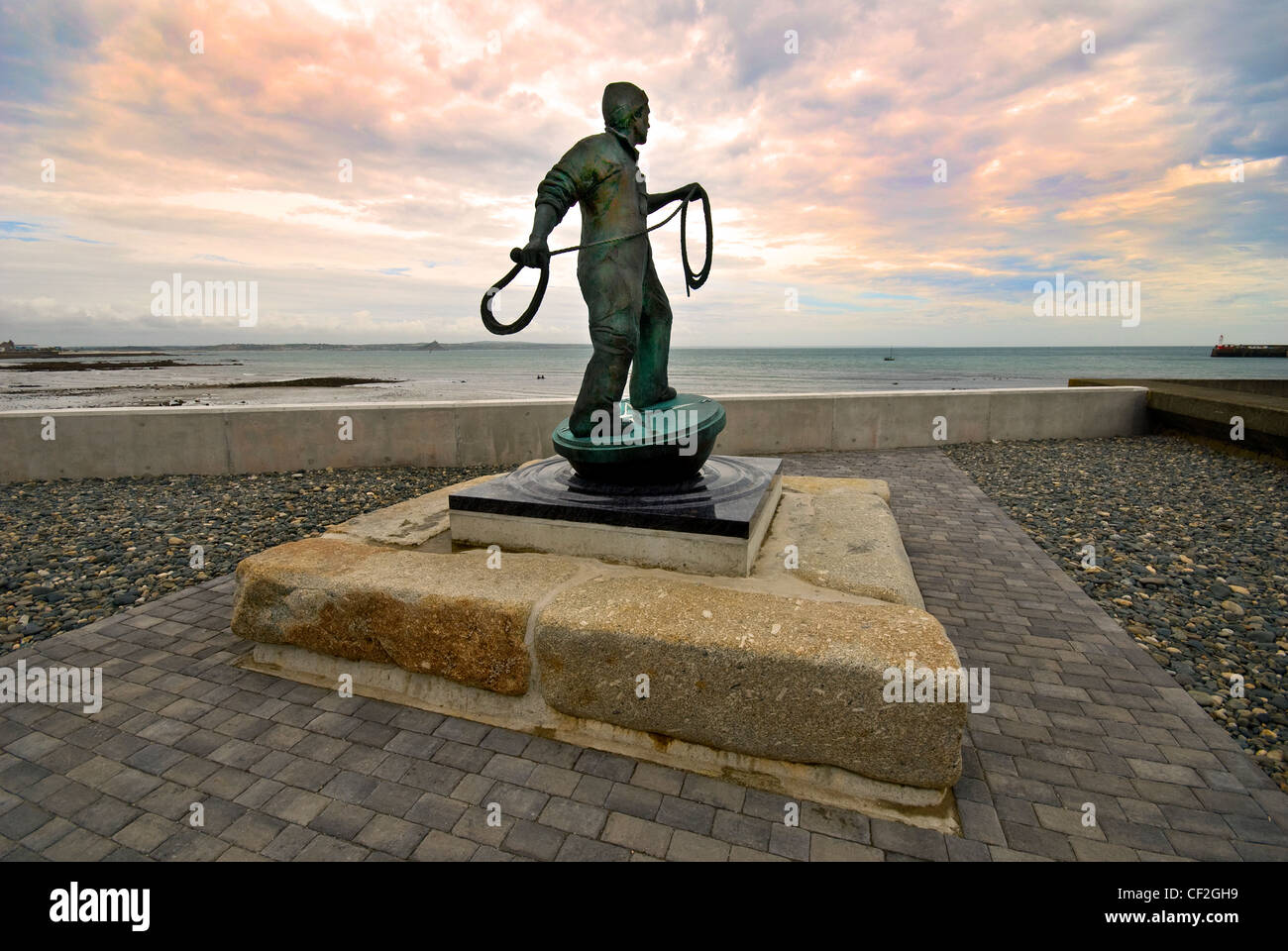 Eine Bronzestatue eines typischen Newlyn Fischers zum Gedenken an die Toten und vermissten Fischer aus Häfen in Cornwall und das Isl Stockfoto