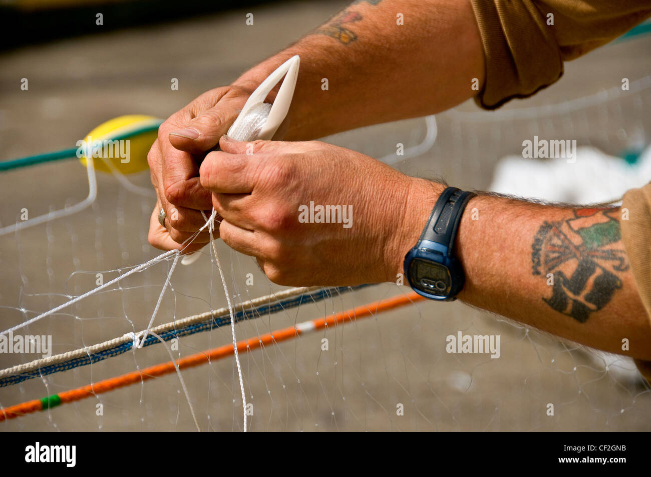 Ein Fischer Instandsetzung eines Net. Stockfoto