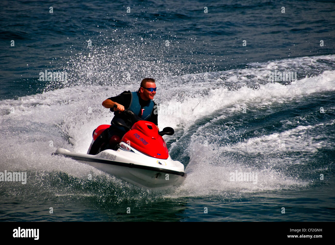 Ein Mann auf einem Jetski (PWC) durch das Wasser zu beschleunigen. Stockfoto