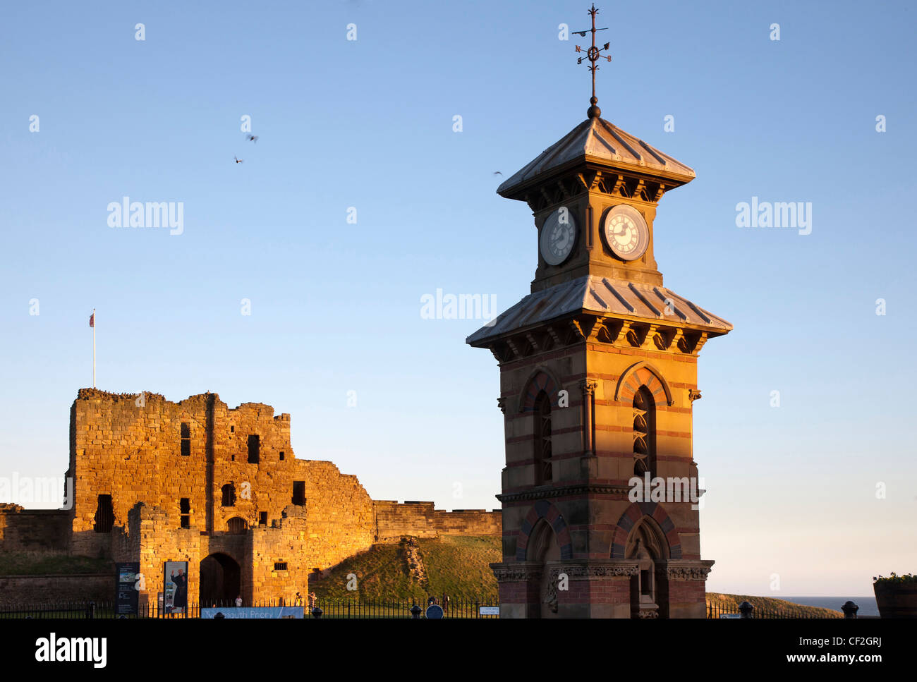 Stadt-Uhr, Tynemouth Schloss und Torhaus, Tynemouth, North Tyneside Stockfoto
