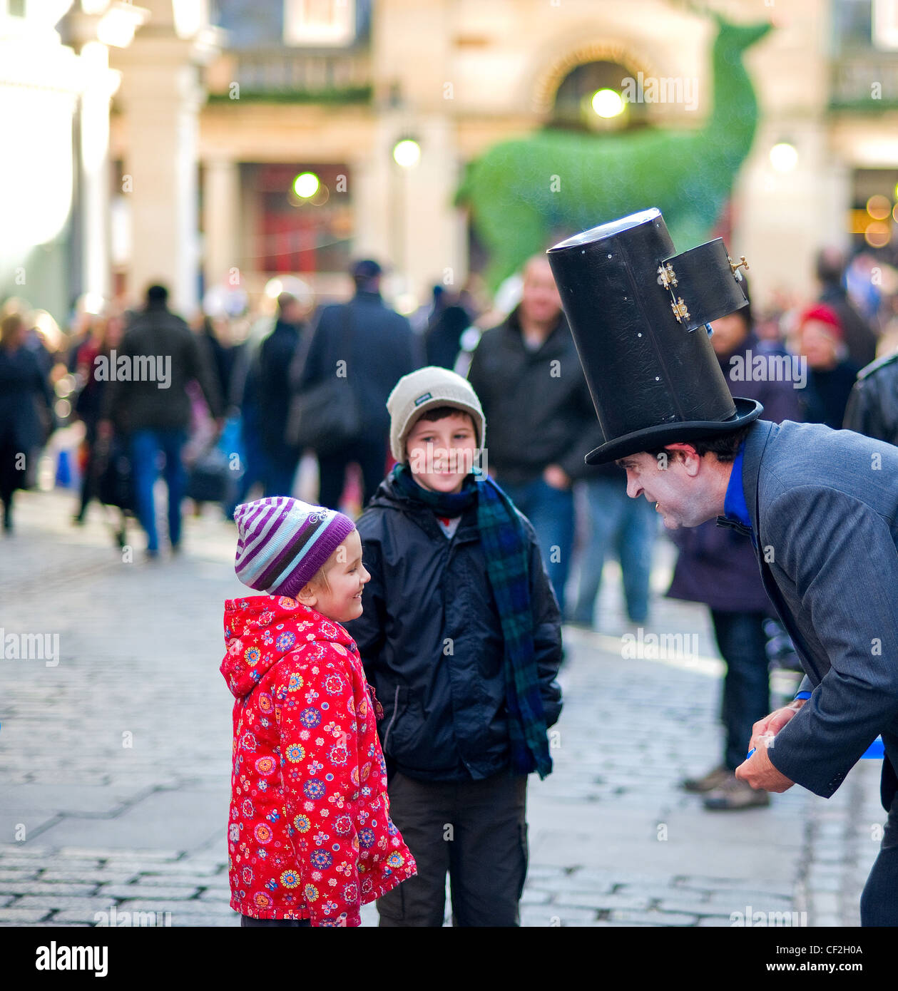 A Street Performer unterhalten Kinder in Covent Garden. Stockfoto