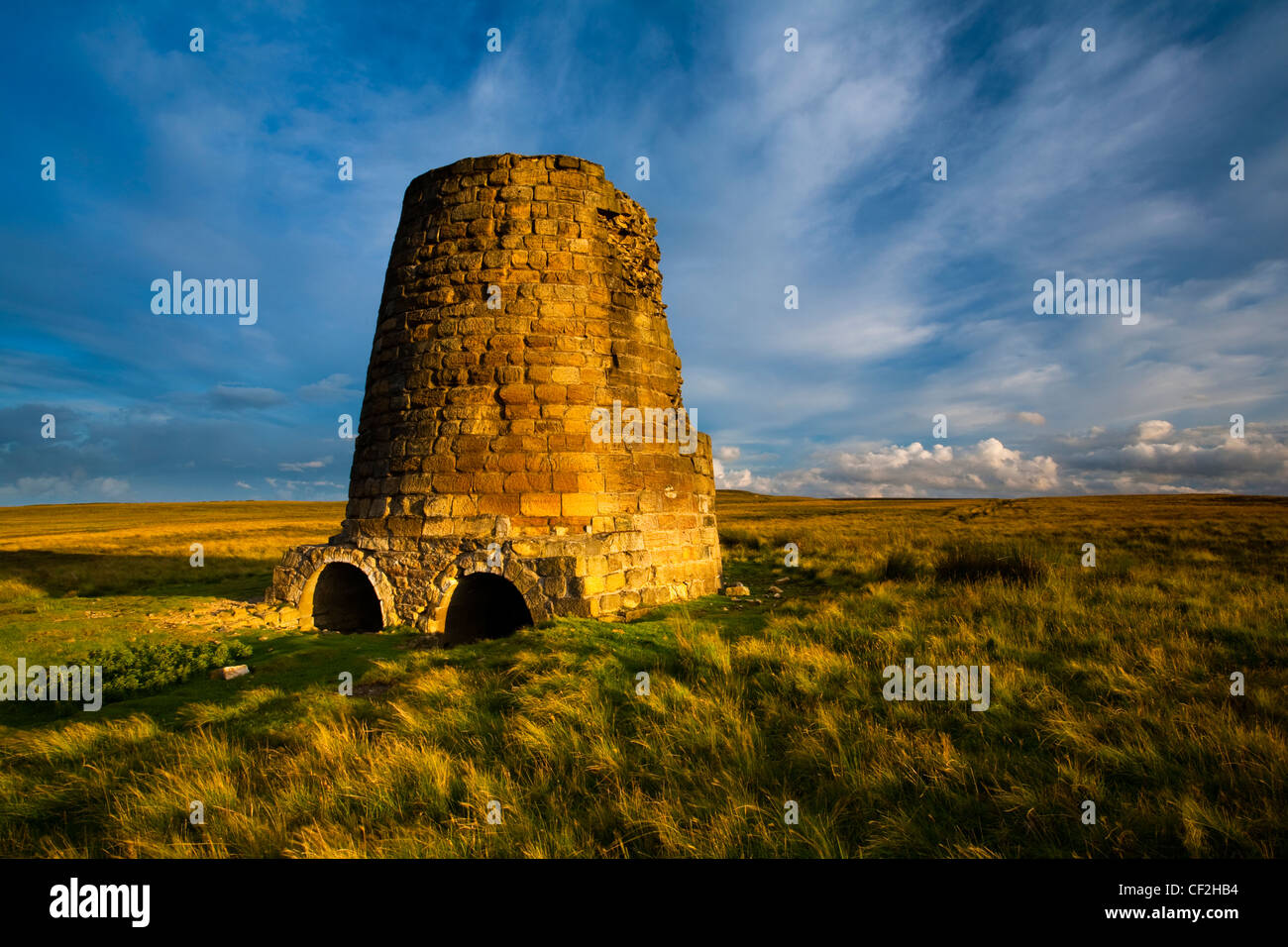 Die Reste einer alten Schmelzhütte Schornstein auf Dryburn Moor in der Nähe von Allendale in den North Pennines. Stockfoto