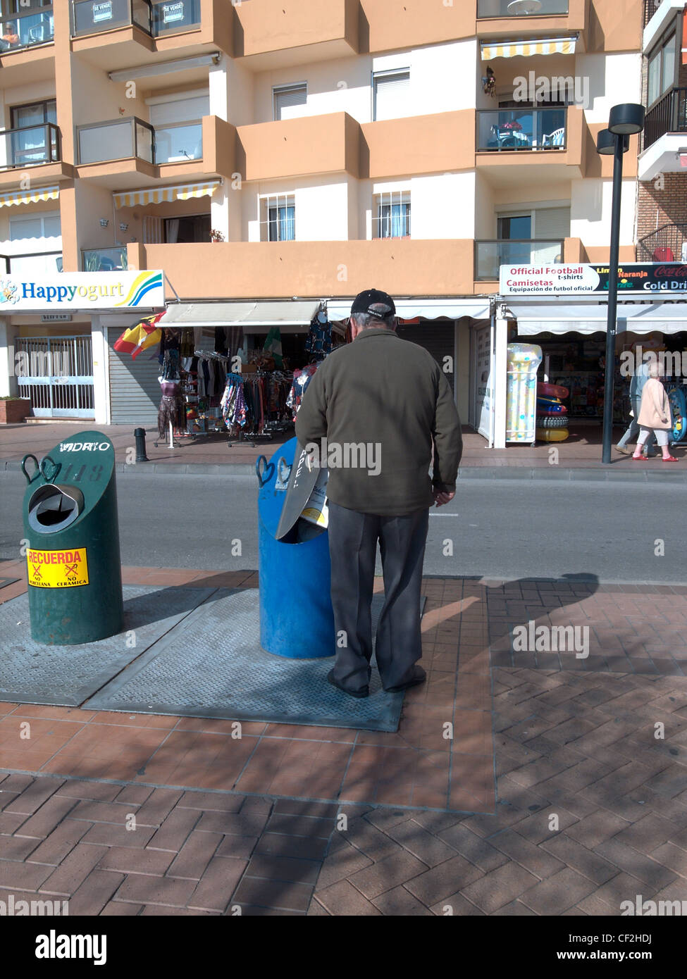 Mann mit einem Papier recycling Behälter entlang der Promenade, Fuengirola, Provinz Malaga, Costa Del Sol, Andalusien, Spanien, Europa. Stockfoto