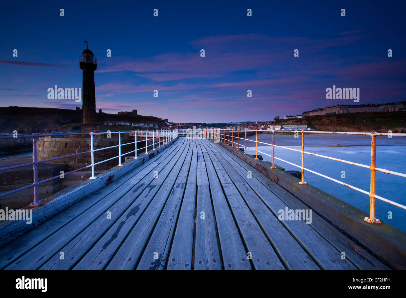 Suche den Eingang Piers von Whitby Hafen im Morgengrauen. Stockfoto