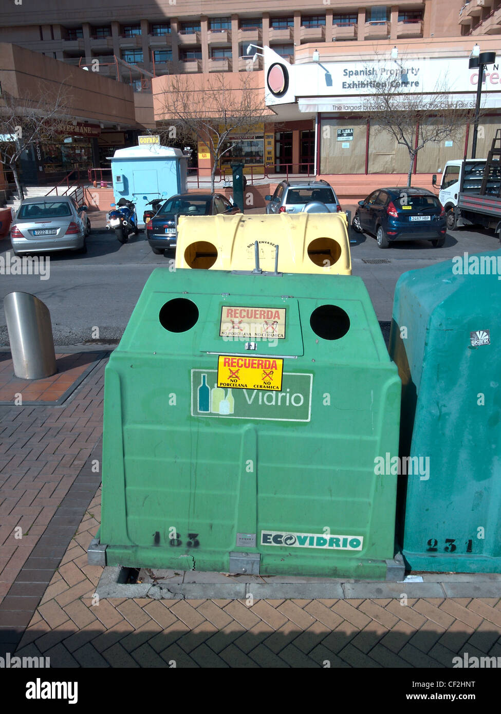 Recycling-Behälter entlang der Promenade, Fuengirola, Malaga Provinz, Costa Del Sol, Andalusien, Spanien, Westeuropa. Stockfoto