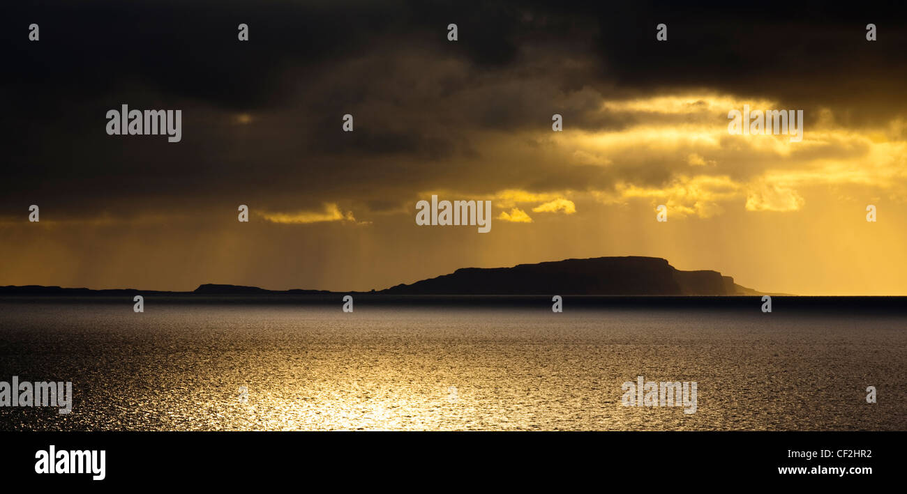 Dramatische Lichtstrahlen von der untergehenden Sonne über der Insel Soay, gesehen von Elgol auf der Isle Of Skye. Stockfoto