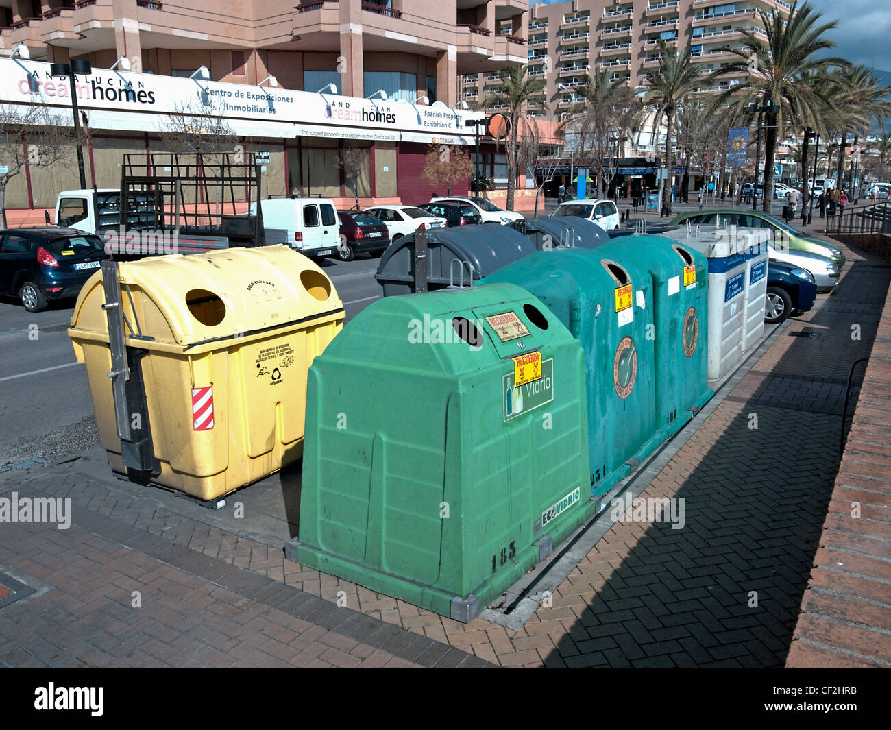 Recycling-Behälter entlang der Promenade, Fuengirola, Malaga Provinz, Costa Del Sol, Andalusien, Spanien, Westeuropa. Stockfoto
