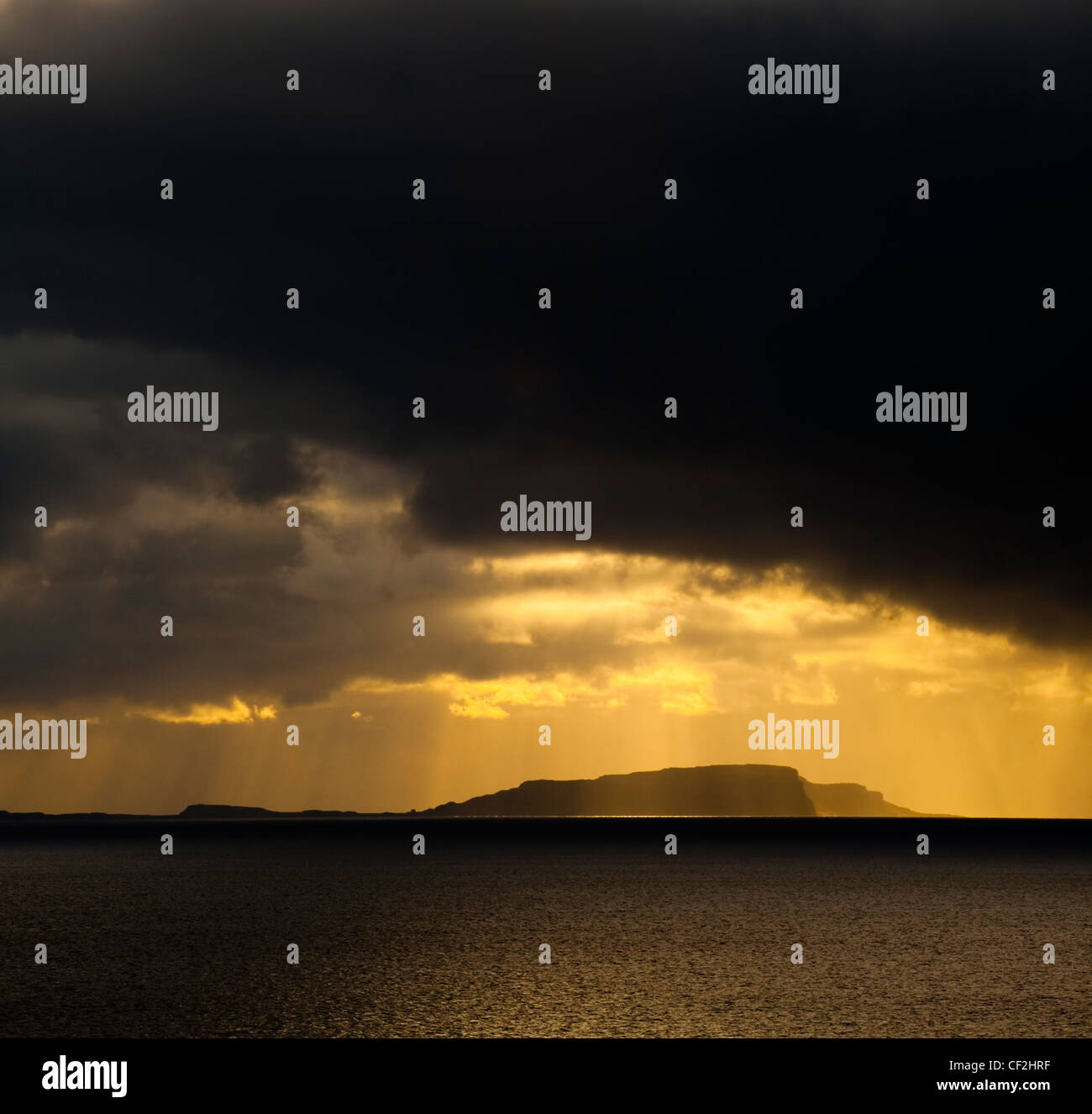 Dramatische Lichtstrahlen von der untergehenden Sonne über der Insel Soay, gesehen von Elgol auf der Isle Of Skye. Stockfoto