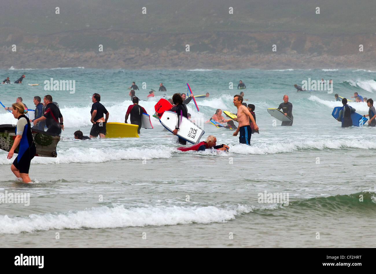 Menschen das Surfen im Meer Sennen Cove. Stockfoto Menschen das Surfen im Meer Sennen Cove. Stockfoto