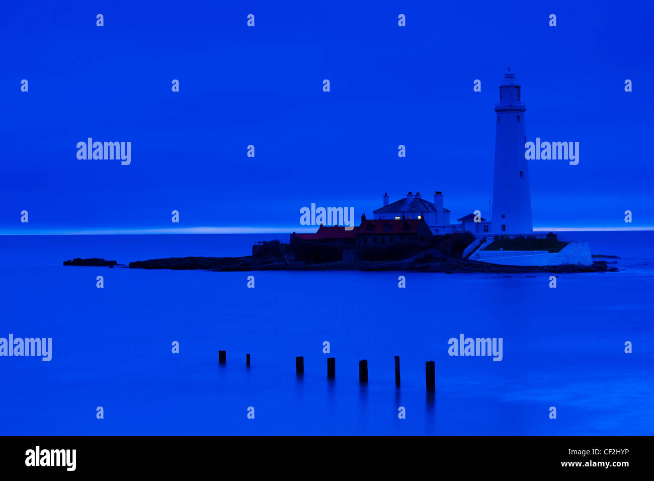 Str. Marys Leuchtturm und Insel in der Morgendämmerung. Stockfoto