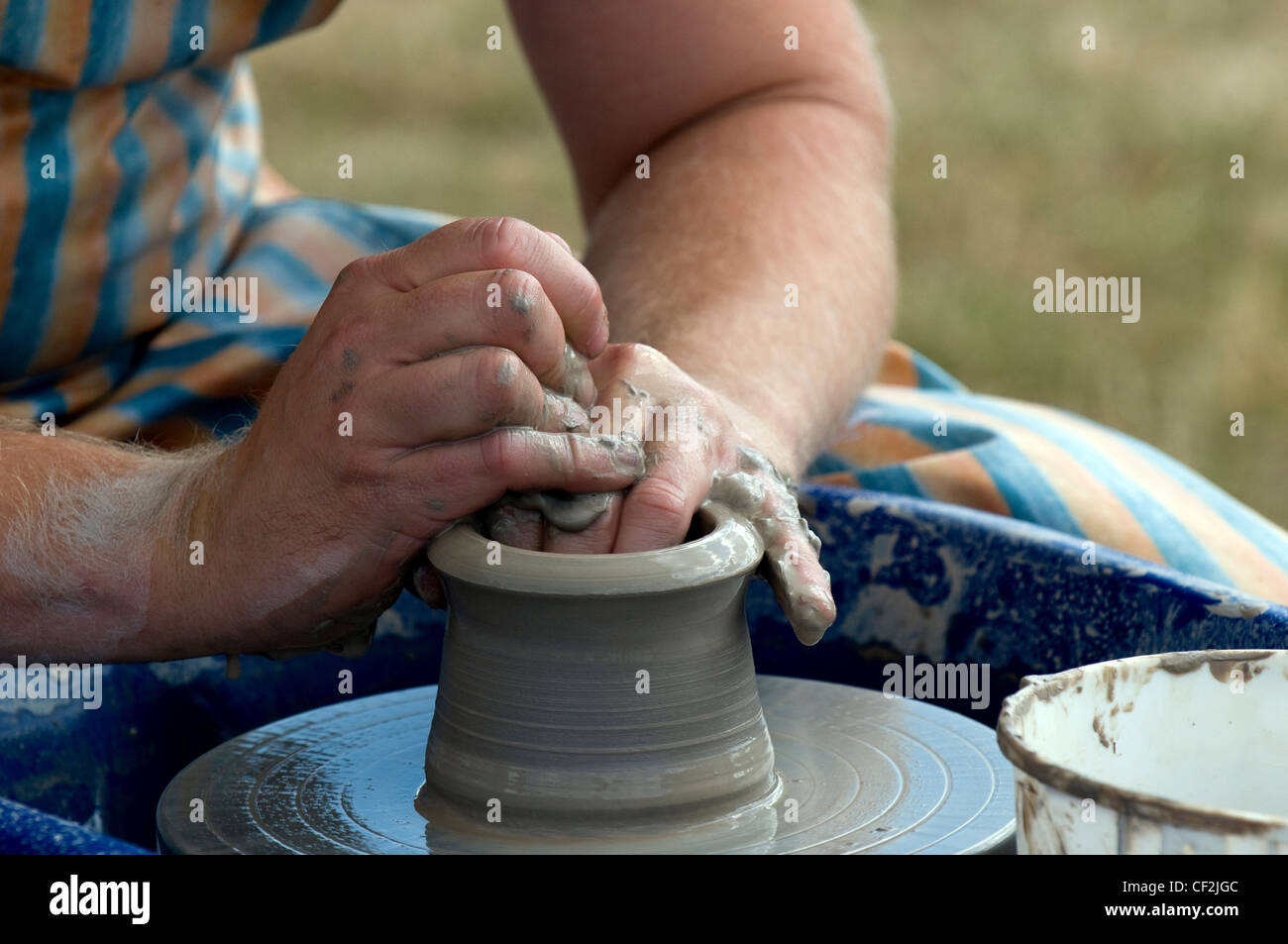 Nahaufnahme eines Töpfers einen Tontopf auf der Essex County Show zu werfen. Stockfoto