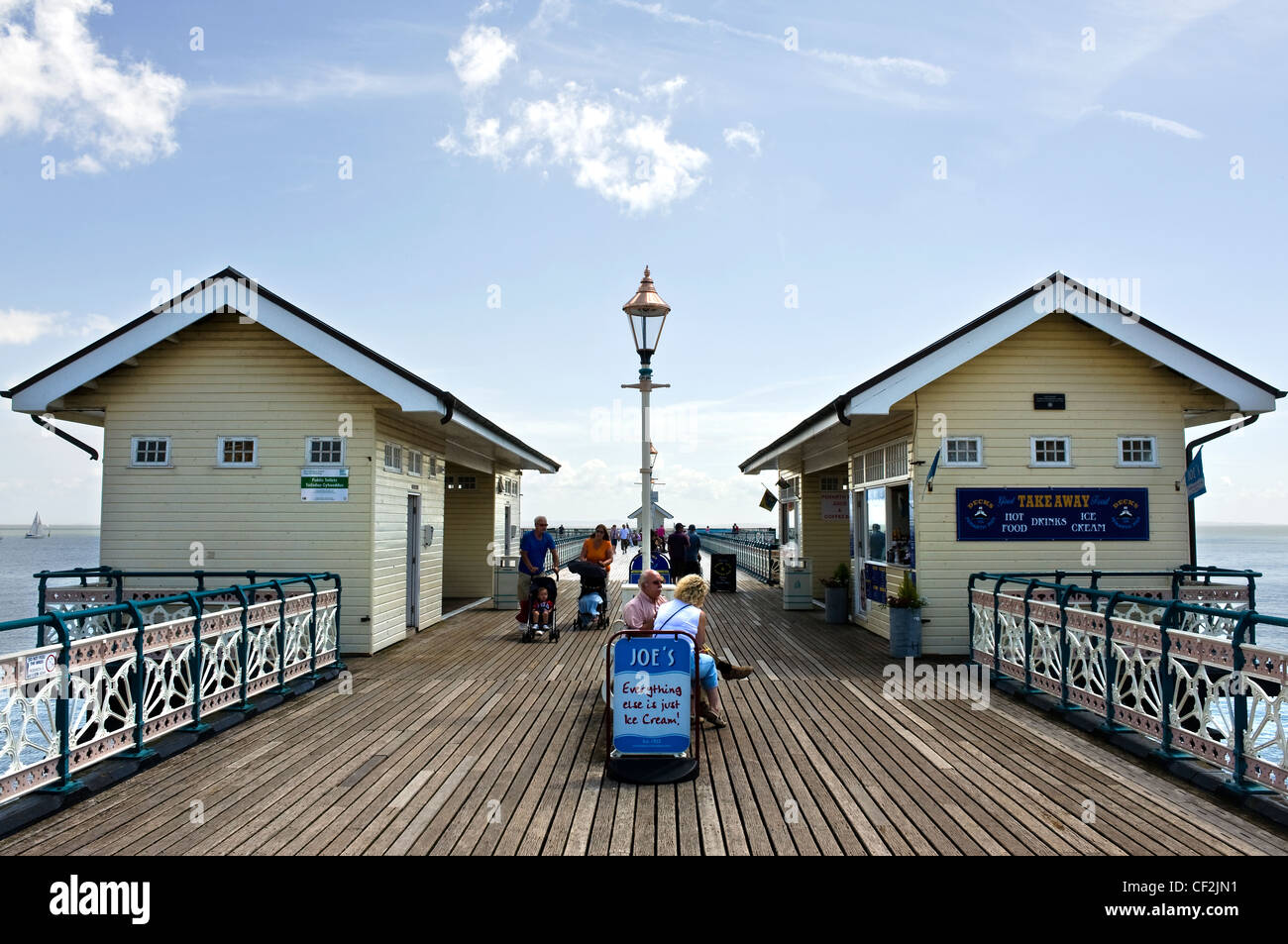 Menschen flanieren Penarth Pier, eine der letzten verbliebenen viktorianischen Piers in Wales am nördlichen Ufer des Severn Mündung Stockfoto