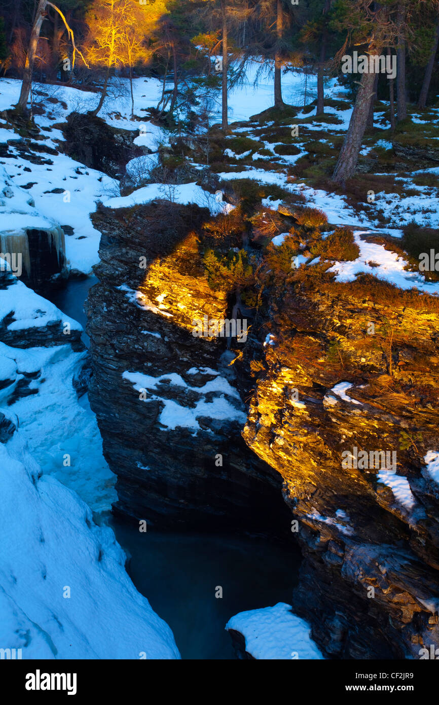 Schnee und Eis bedeckt Linn Dee, eine Strecke des Flusses Dee, der durch eine dramatische natürlichen Schlucht in der Nähe von Braemar fließt. Stockfoto