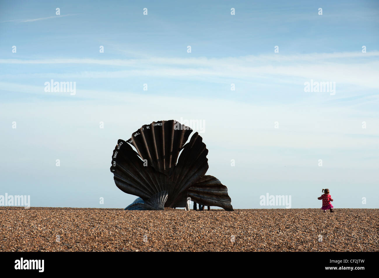 Maggi Hamblings "Jakobsmuschel", eine Skulptur, Komponisten Benjamin Britten in Aldeburgh, Suffolk, England zu feiern. Feb 2012. Stockfoto