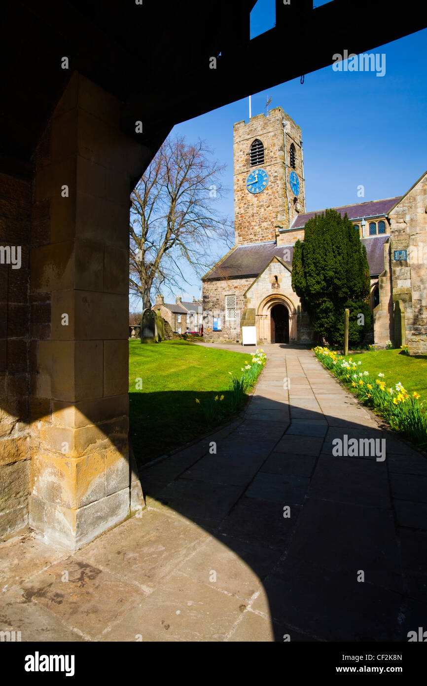 Galant auf den Friedhof und Gründen der sächsischen Kirche von Str. Andrews in Corbridge. Stockfoto