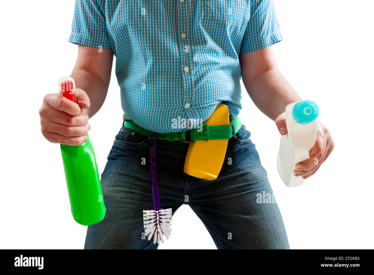 Junger Mann mit Reinigungsmittel, Spray Flasche in der Hand und bereit zum Frühjahrsputz. Auf einem weißen Hintergrund. Stockfoto