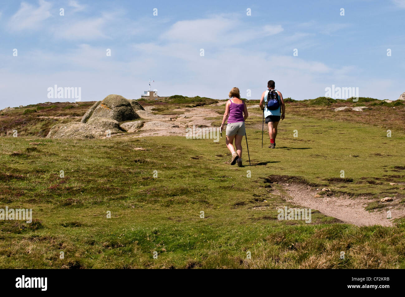 Zwei Wanderer zu Fuß entlang der South West Coast Path in Cornwall. Stockfoto