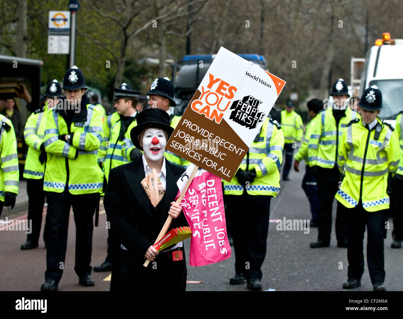 Eine Frau hält ein Plakat und demonstrieren während des G20-Gipfels in London. Stockfoto