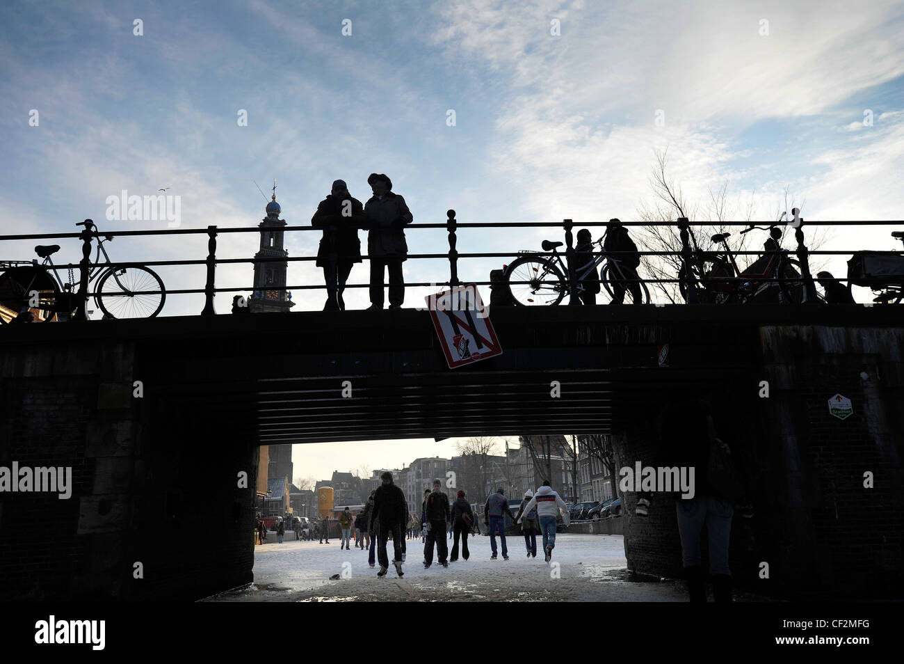 Die Menschen gehen auf zugefrorenen Kanälen im Zentrum von Amsterdam, Niederlande. Stockfoto