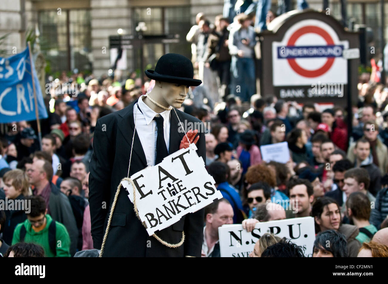 Ein Schild mit der Aufschrift "Eat die Banker" um den Hals ein Mannequin, gekleidet in einen Anzug bei der G20-Demonstration in der City of London. Stockfoto
