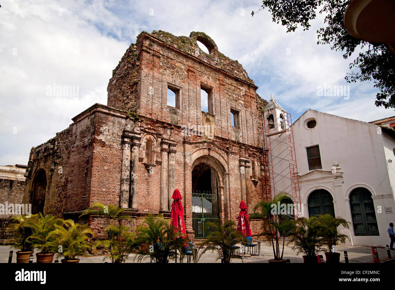Ruinen von El Arco Chato & Kirche von Santo Domingo / Iglesia de Santo Domingo in Panama City, Panama, Mittelamerika Stockfoto
