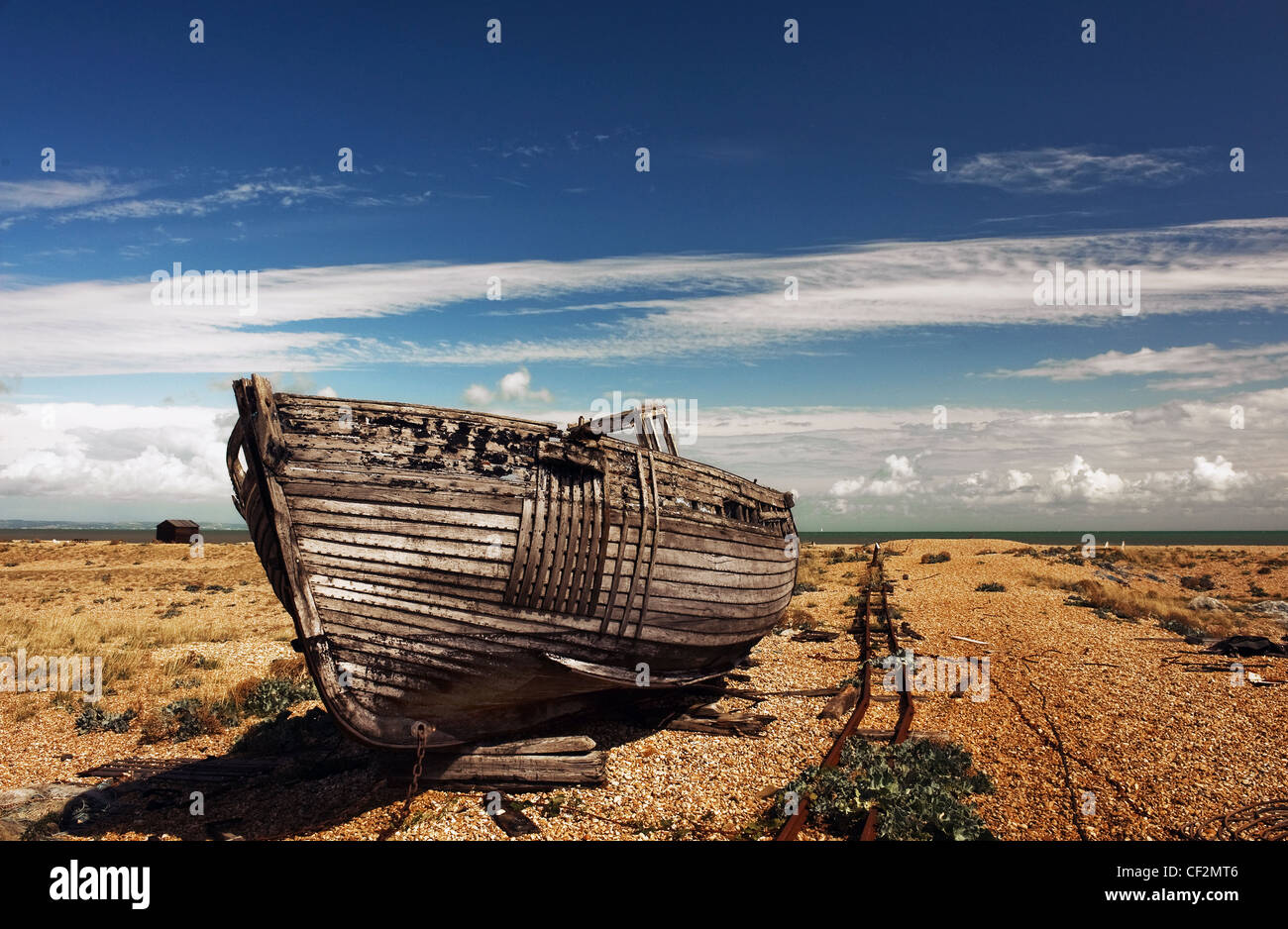 Eine verlassene hölzerne Fischerboot gestrandet auf dem Kiesstrand bei Dungeness. Stockfoto