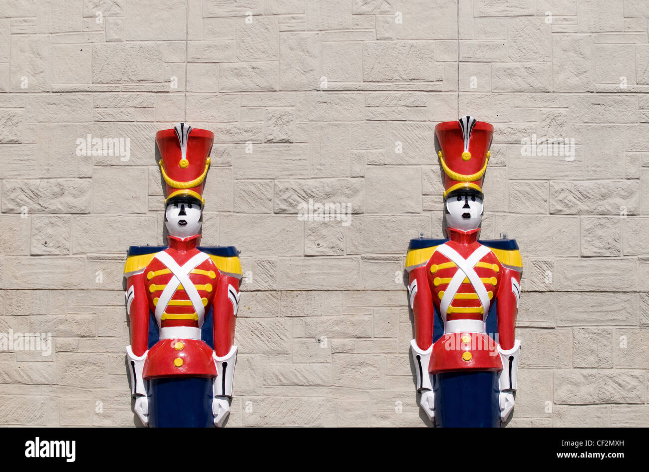 Modelle von zwei Zinnsoldaten gegen eine Wand. Stockfoto