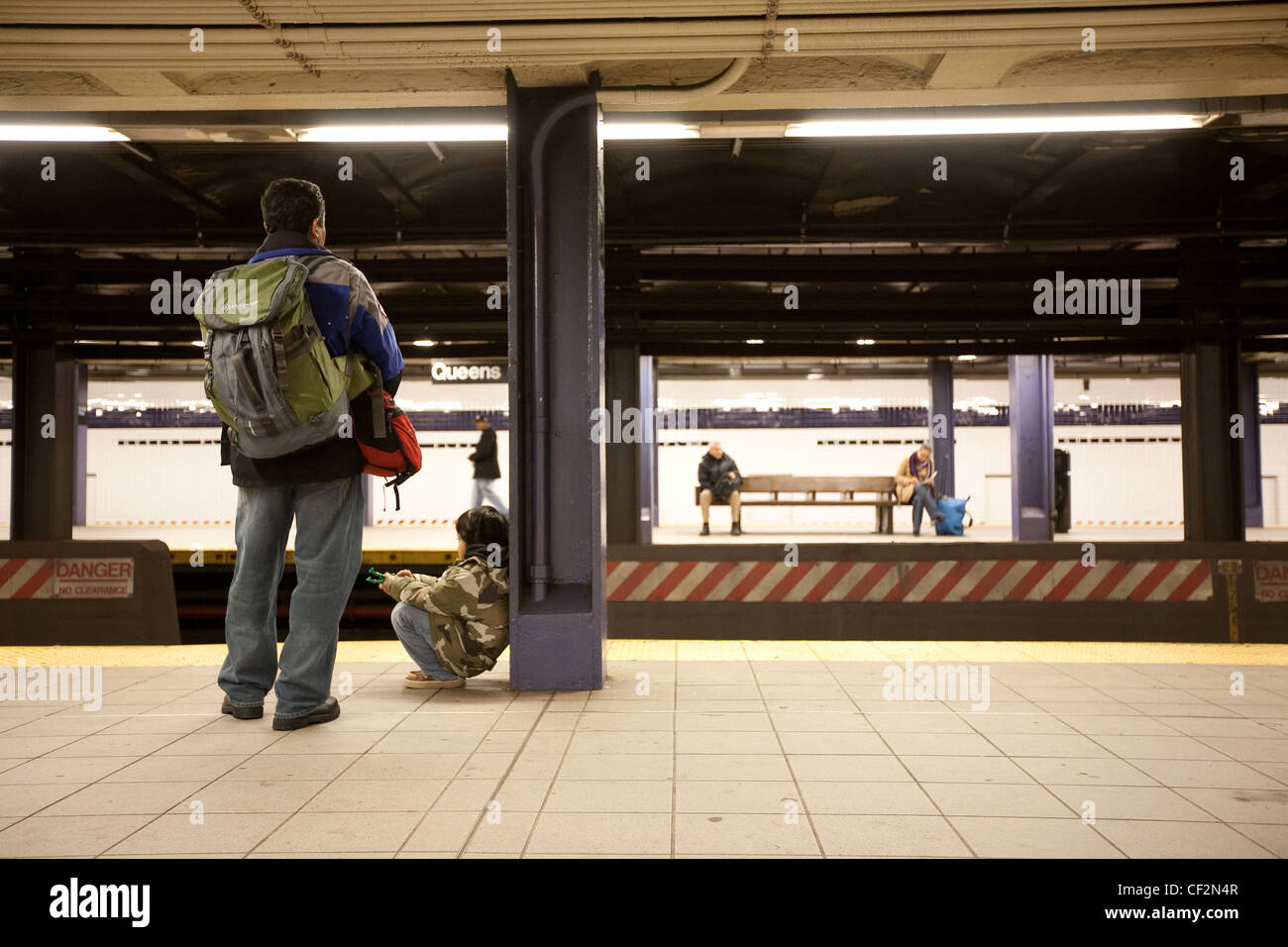 Menschen warten trainieren, um an einem der New Yorker U-Bahn Stationen anreisen Stockfoto