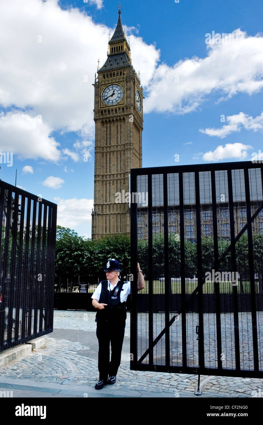 Ein Metropolitan Police Constable im Dienst an den Eingangstoren zu den Houses of Parliament. Stockfoto