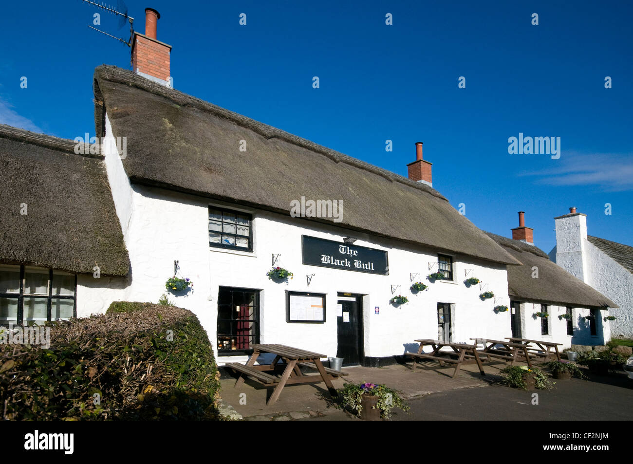 Der Black Bull Pub in Etal nahe der schottischen Grenze, strohgedeckten die nördlichste Kneipe in England und der einzige reetgedeckten Pub in Stockfoto