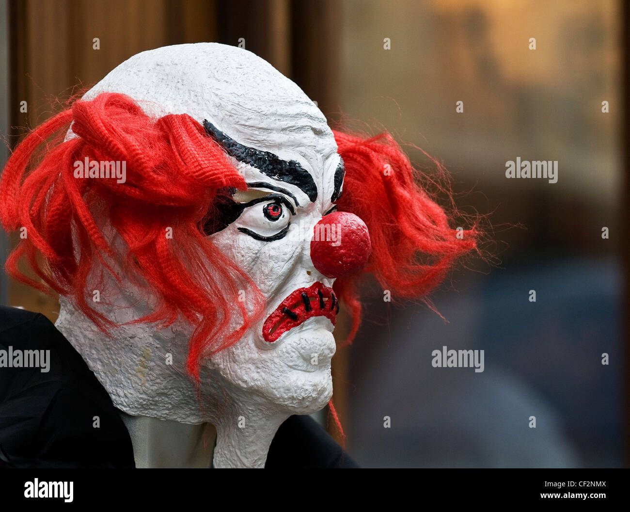 Eine erschreckende Clownsmaske an einem Dummy. Stockfoto