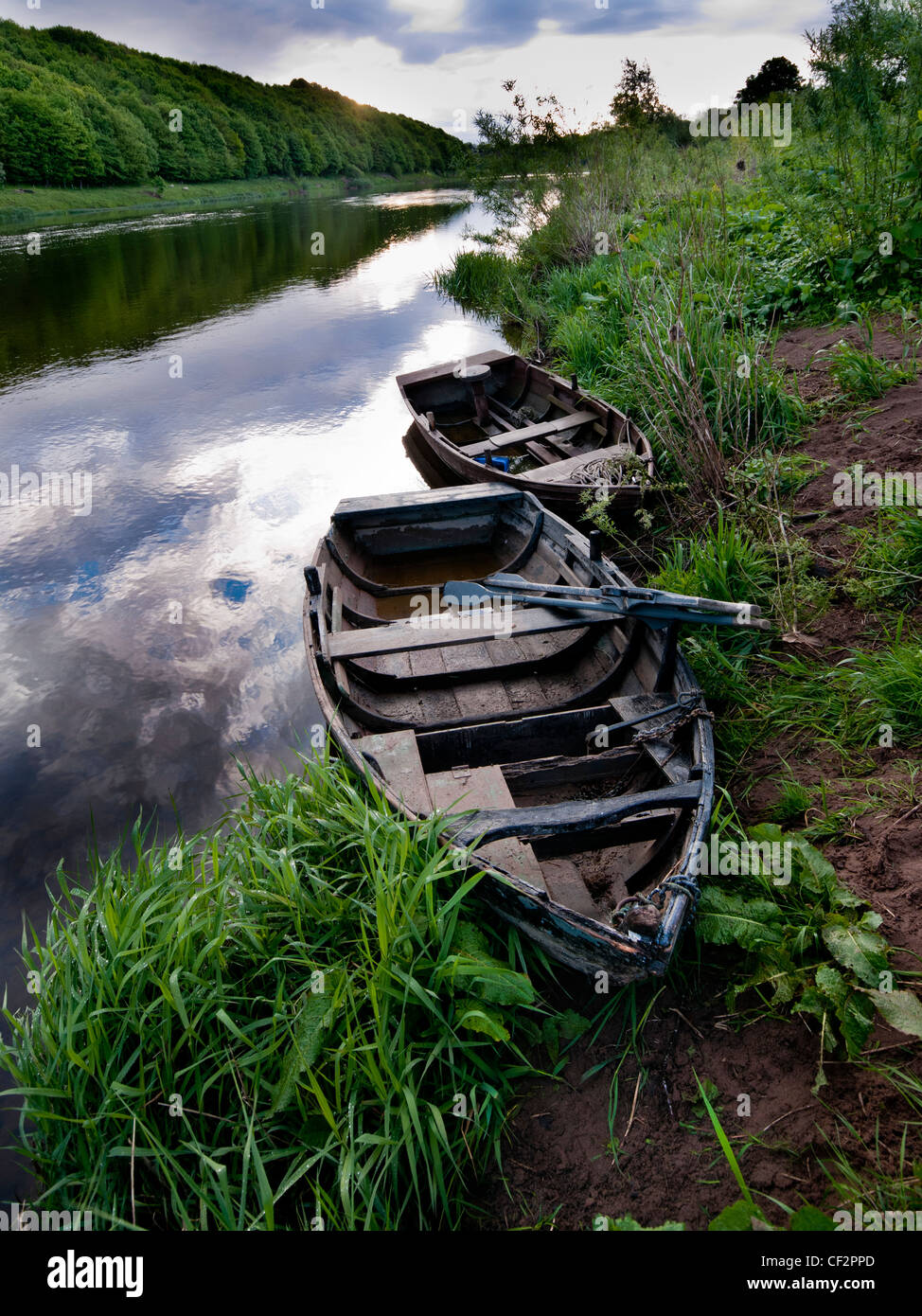 Alten Fischerboote am Ufer des Flusses Tweed. Stockfoto