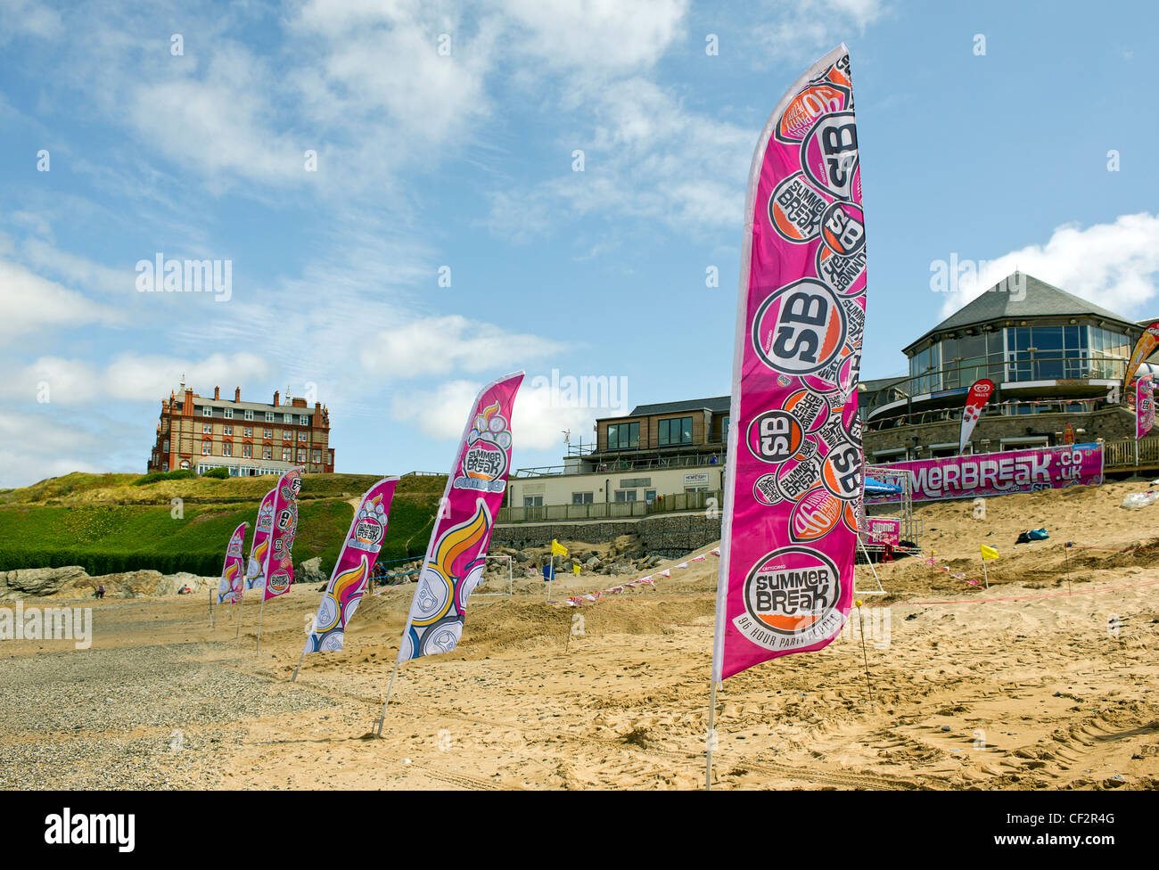Banner auf Fistral Beach Werbung Sommerpause, eine viertägige Veranstaltung am Ende des Geschäftsjahres Student bietet Partys, Spiele am Strand Stockfoto