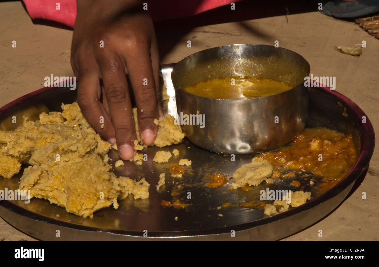 Fütterung von Hand Dhal Bhat Stockfoto