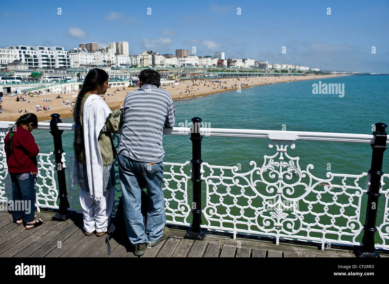 Eine asiatische Familie Blick entlang der Küste von Brighton Pier. Stockfoto