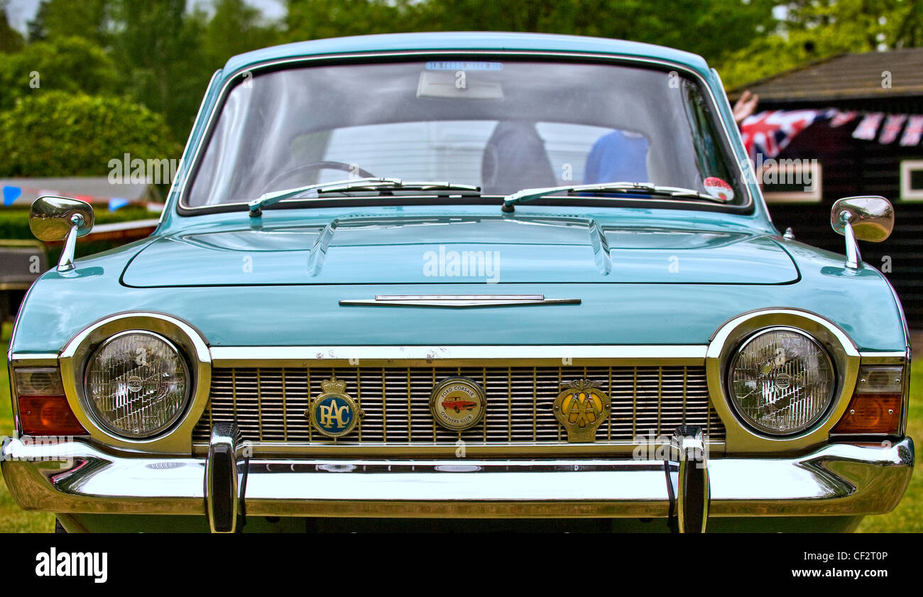 Vorne ein Ford Corsair, auf dem Display an der Audley End Road und Schiene Steam Gala 2011. Stockfoto