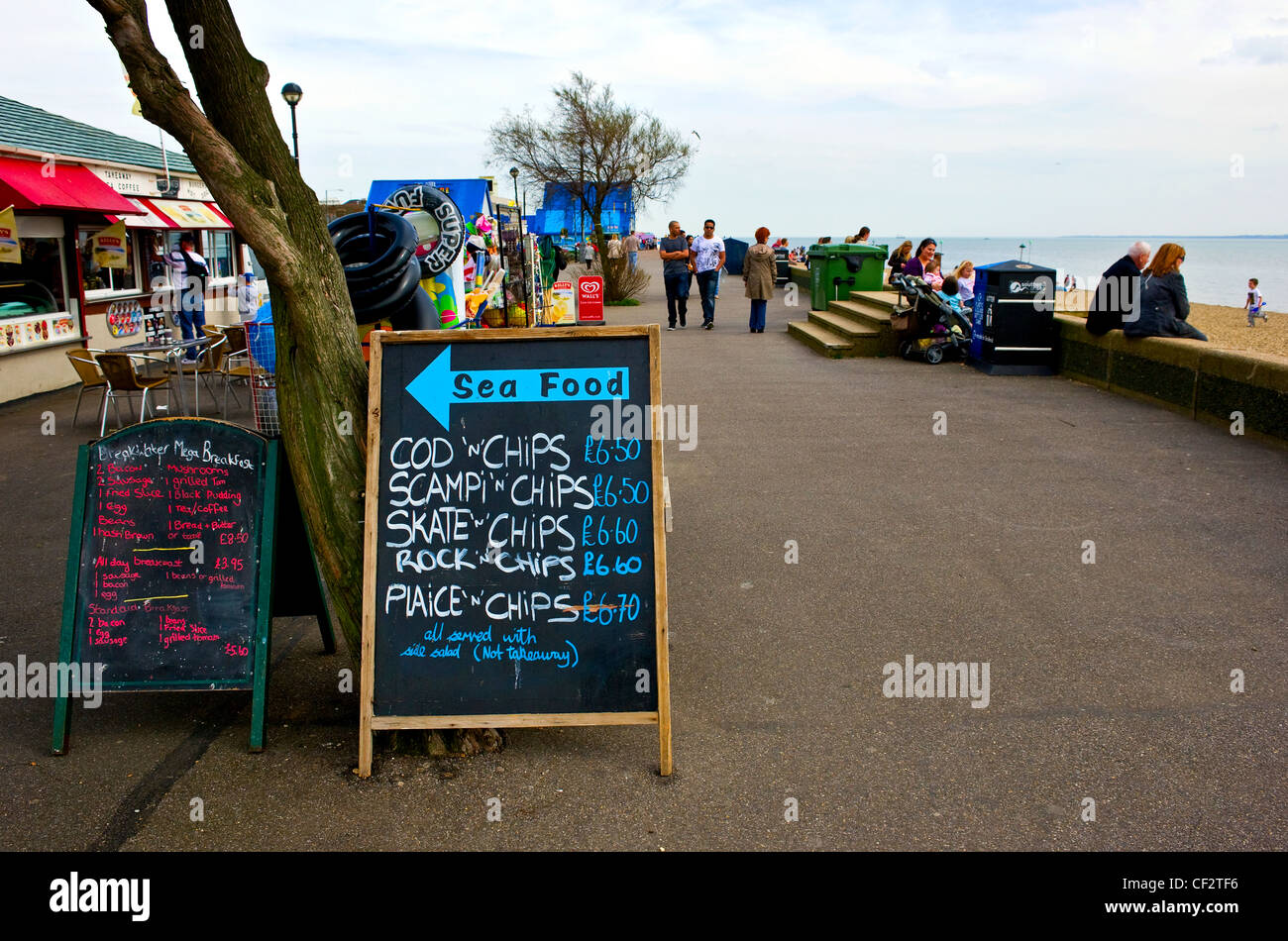 Schilder Werbung Fast-Food am Strand von Southend-on-Sea. Stockfoto