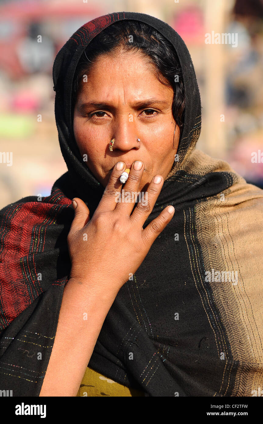Eine Frau, eine Zigarette rauchend. Stockfoto