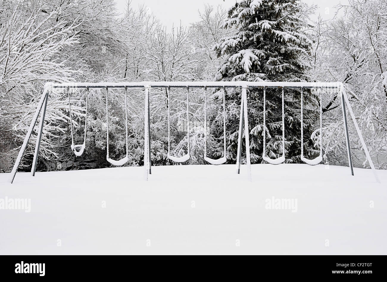 Eine Nachbarschaft Park Schaukel gefangen im Griff des Winters. Stockfoto