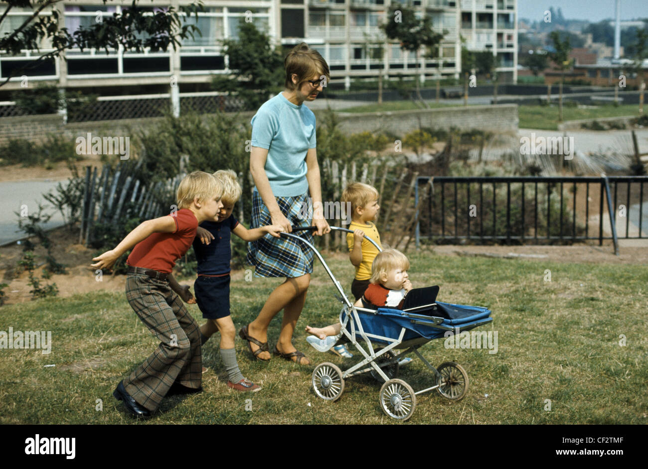 60er Jahre Bild Mutter mit Kindern unterwegs Stockfoto